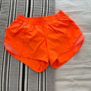 Lululemon Hotty Hot Short II *Long 4" sz. 8 EUC